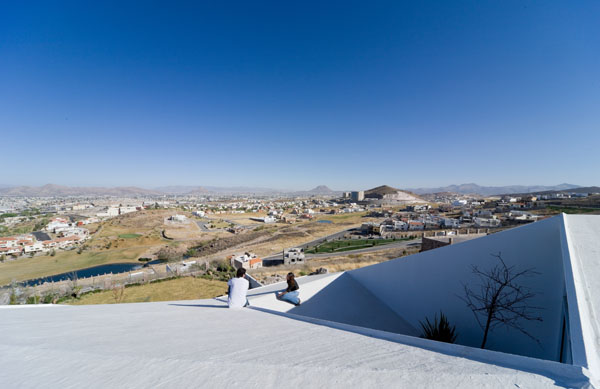 Η κατοικία σχεδιάστηκε για να προσαρμοστεί στις ιδιόμορφες κλιματικές συνθήκες της περιοχής Η κατοικία σχεδιάστηκε για να προσαρμοστεί στις ιδιόμορφες κλιματικές συνθήκες της περιοχής